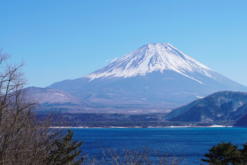 冬の富士山と湖
