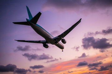 Avión aterrizando en Barcelona.
