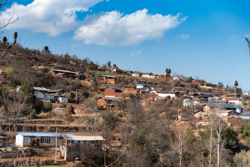Obraz premium Febbraio 2019. Shaxi. Scene di vita quotidiana. A metà strada tra Dali e Lijiang, tra i campi e le montagne dello Yunnan, una sosta nel villaggio di Shaxi è come intraprendere un magnifico viaggio ne