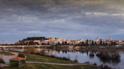 Fototapeta na wymiar Vista panorámica de la ciudad de Badajoz sobre el río Guadiana al atardecer.