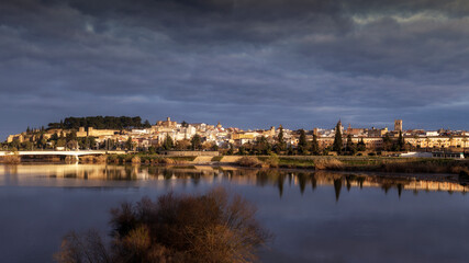 Fototapeta na wymiar Vista panorámica de la ciudad de Badajoz sobre el río Guadiana al atardecer.