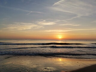 Fototapeta na wymiar Sunrise on the beach on an October day 3