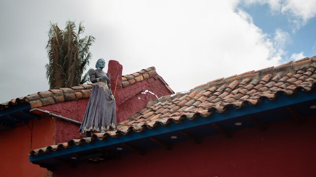 Estatua artistica ubicada y escondida sobre techo de la ciudad de Bogota en el centro historico