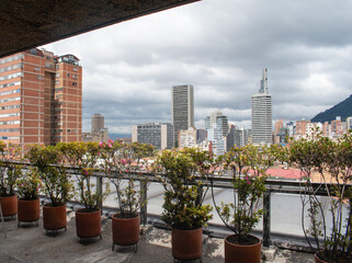 Vista de la ciudad desde el ultimo piso de la biblioteca luis angel arango de bogota © Diego