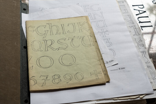 Schrift Vorlagen Grabsteine in einer Steinmetz Werkstatt