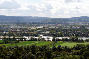 Blick über die Rheininsel Niederwerth auf Koblenz mit Hafeneinfahrt zum Rheinhafen Koblenz - Stockfoto