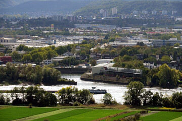 Blick über die Rheininsel Niederwerth auf Koblenz mit Hafeneinfahrt zum Rheinhafen Koblenz - Stockfoto