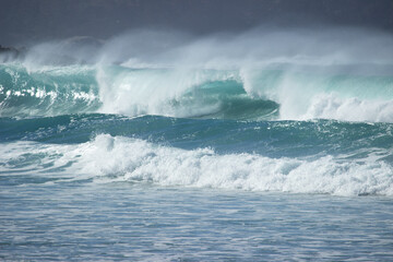 Obraz premium Waves breaking on the beach near the town of Carmel on the pacific coast of California