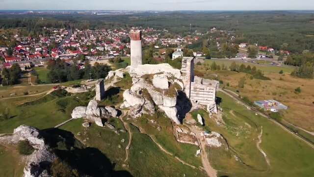 ruiny zamku w Olsztynie na Jurze Krakowsko-Częstochowskiej z lotu ptaka