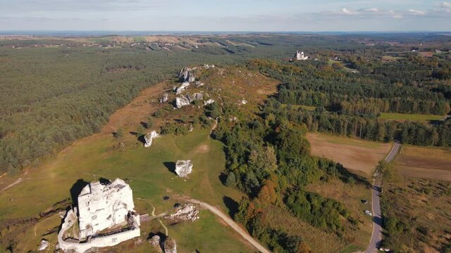 Jura Krakowsko-Częstochowska z lotu ptaka, zamki w Bobolicach i Mirowie