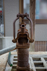 錆びた井戸ポンプ