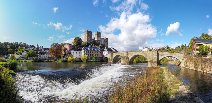 Runkel an der Lahn mit Burg Runkel und Lahnbr&uuml;cke, Hessen, Deutschland