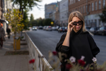 Fototapeta premium blonde girl in sunglasses on blurred background of godskoy street 