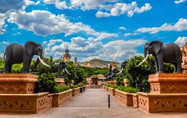 Schilderijen op glas Entrance of The Palace / Lost City /Sun City with stone statues under blue and cloudy sky © shams Faraz Amir