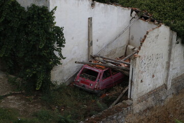 Plakat Abandoned house with a car inside