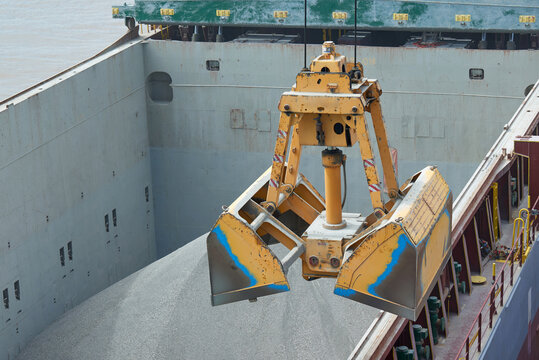 Loading and dischargind operation of bulk cargo bauxite on bulk carrier ship using grab bucket