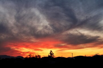 暗雲と夕焼け