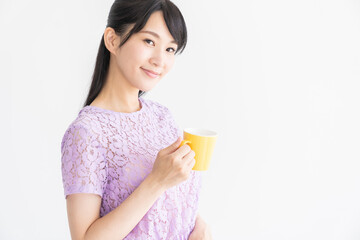 飲み物を飲む女性