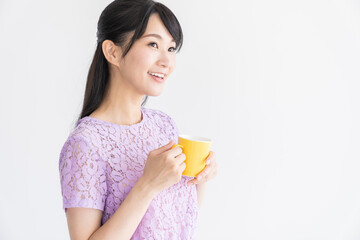 飲み物を飲む女性