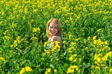Fototapeta premium blond woman in a rape field