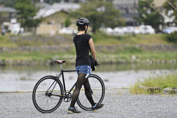 サイクリングする女性