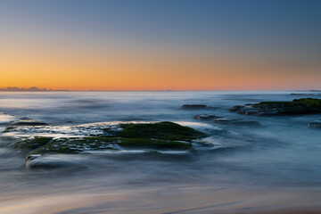 Obraz premium Clear skies and soft seas, dawn at the beach