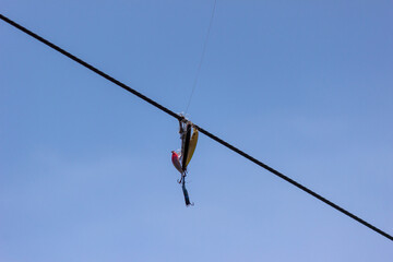 電線にかかった釣り具（ルアー）は危険　lures on electric line