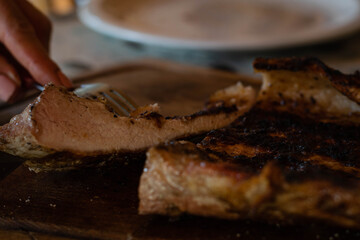 típico y tradicional Asado Argentino corte de carne de cerdo a la parrilla con leña en córdoba...