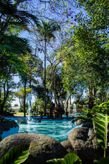 Parque en Costa Rica, con verdes arboles con fuente de agua