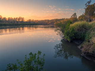 Obraz premium Beautiful Riverside Sunrise with Cloud Reflections