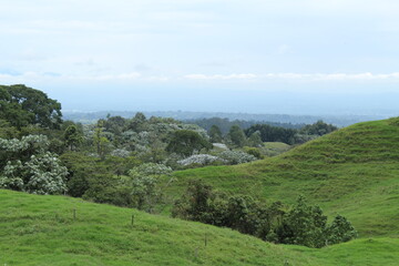 Cielo y montañas