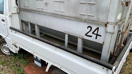 農作業をする軽トラック
