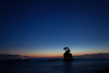 景勝地の夜明けに星々が輝く