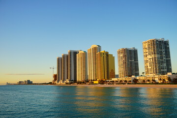 Obraz na płótnie Canvas Miami downtown and beach at sun set 