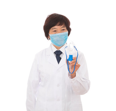 A respiratory doctor in a white coat is holding a nebulization tool in hand