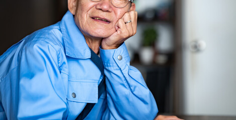 悩む中小企業経営者