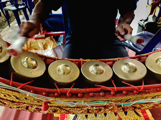 Small gongs of different sizes in half circles