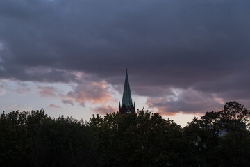 Fototapeta premium Kirchturm der Gethsemanekriche ragt in den Berliner Abendhimmel