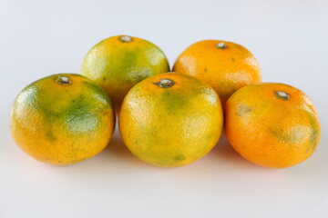 organic mandarin orange or tangerine on the white background 흰 배경의 귤, 감귤
