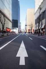 路上の矢印（東京・銀座マロニエ通り）