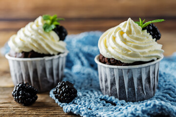 Chocolate banana cupcakes with cream cheese frosting and blackberries