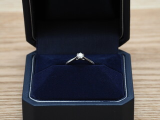 ダイヤモンドの輝く婚約指輪