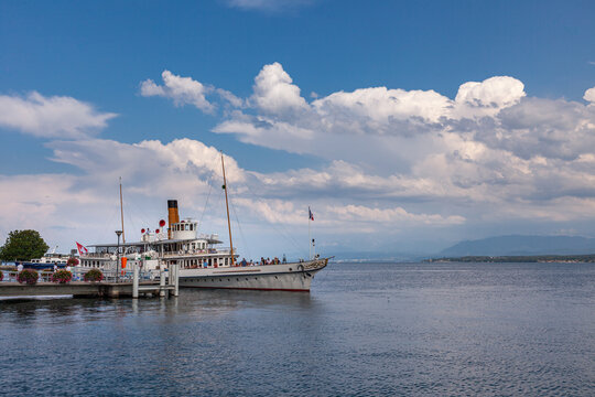 Bateau amarr&eacute;, embarcad&egrave;re du port de Nyon, Suisse