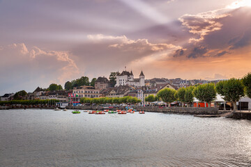 Coucher de soleil sur Nyon au bord du lac L&eacute;man, Suisse