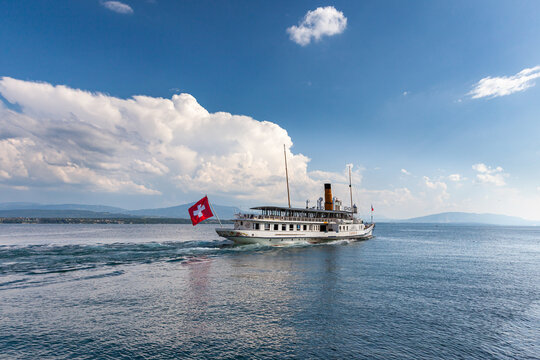 Bateau &agrave; vapeur avec roues &agrave; aubes sur le lac L&eacute;man &agrave; Nyon, Suisse