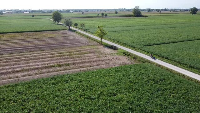Fahrradfahrerin mit Anh&auml;nger in Venetien, Italien
