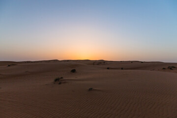 オマーンの砂漠での夕陽
