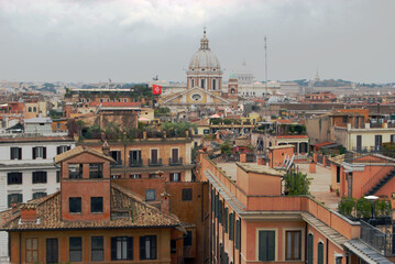 Fototapeta premium Tetti al centro di Roma e cupola della Basilica di San Pietro