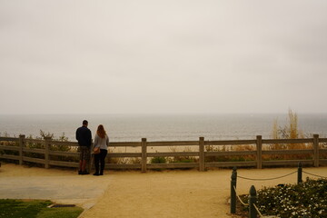 サンタモニカで海を眺めるカップル