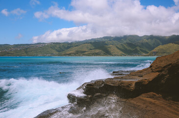 Obraz premium The waves hit the coast, China Walls, Oahu, Hawaii